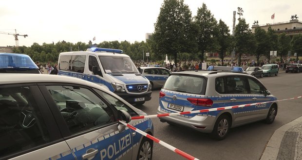 Útočník s nožem zranil tři lidi v Německu. Otec od rodiny ho zkusil zastavit židlí