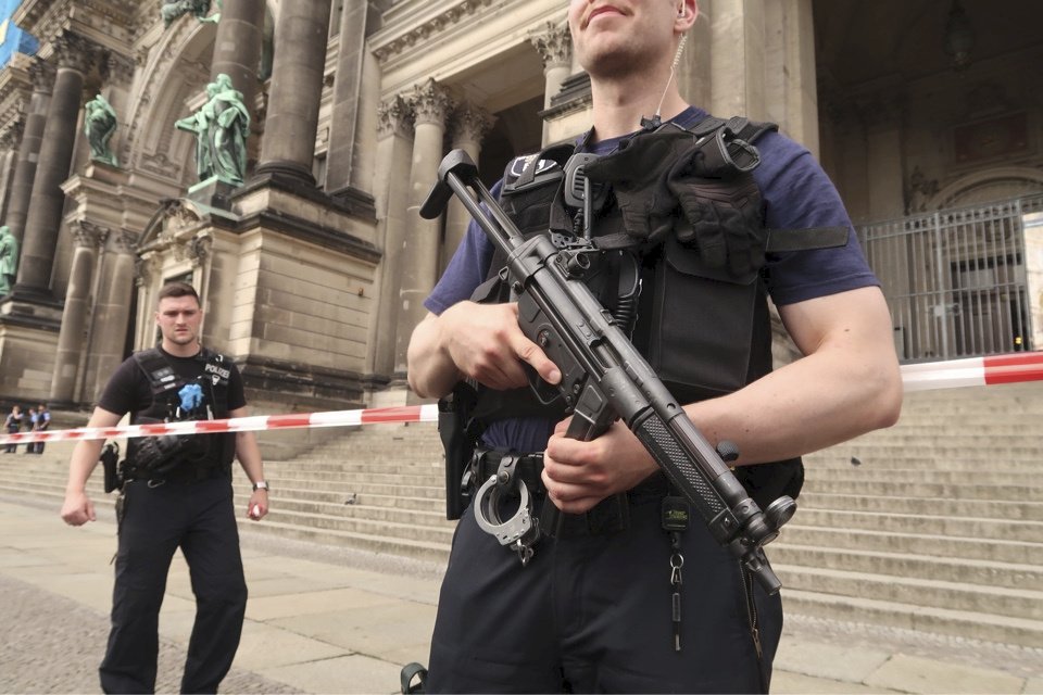 Policie postřelila muže v Berlínském dómu, údajně vytáhl nůž a způsobil paniku.