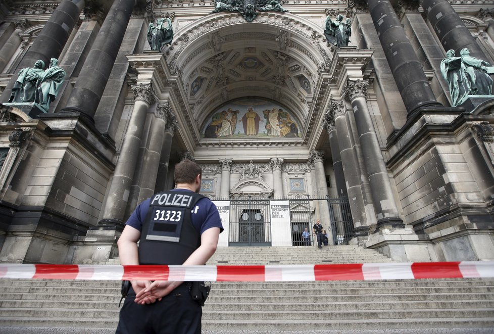 Policie postřelila muže v Berlínském dómu, údajně vytáhl nůž a způsobil paniku