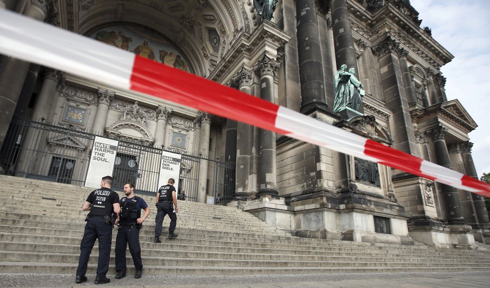 Policie postřelila muže v Berlínském dómu, údajně vytáhl nůž a způsobil paniku