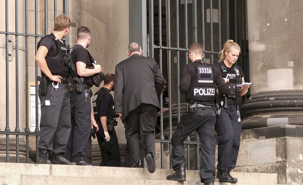 Policie postřelila muže v Berlínském dómu, údajně vytáhl nůž a způsobil paniku