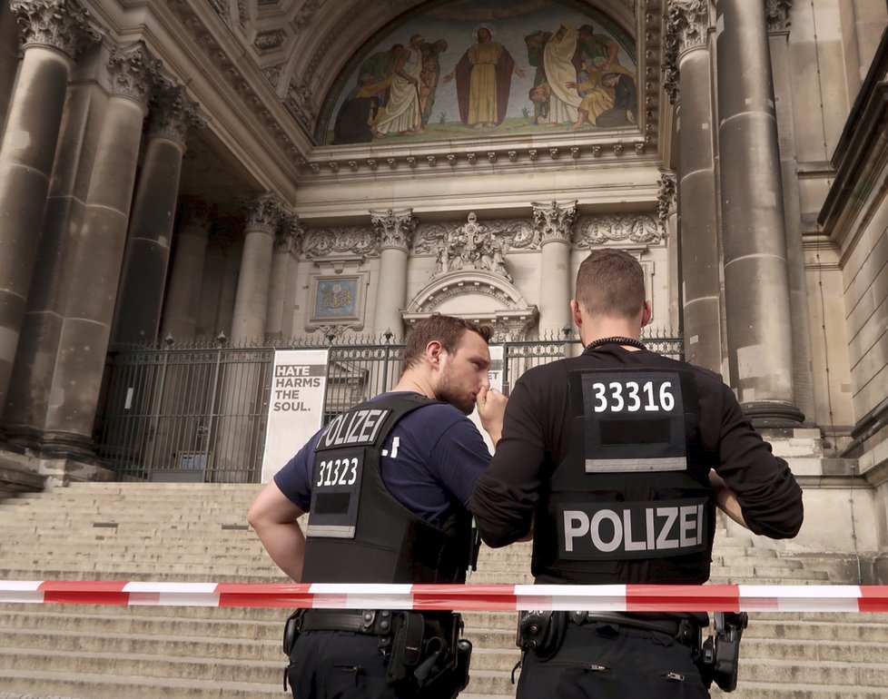 Policie postřelila muže v Berlínském dómu, údajně vytáhl nůž a způsobil paniku