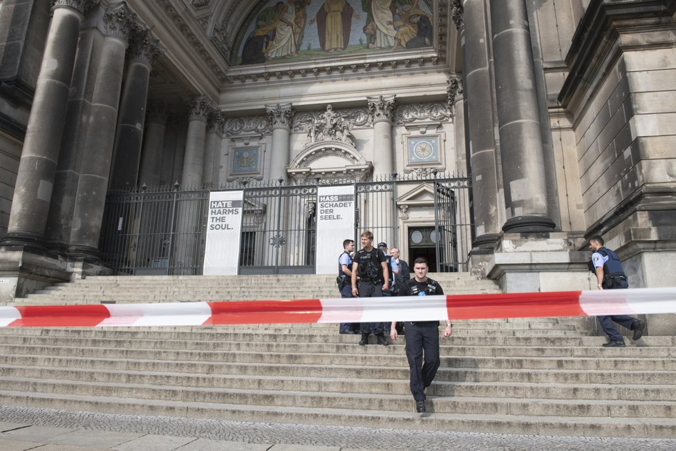 Policie postřelila muže v Berlínském dómu, údajně vytáhl nůž a způsobil paniku.