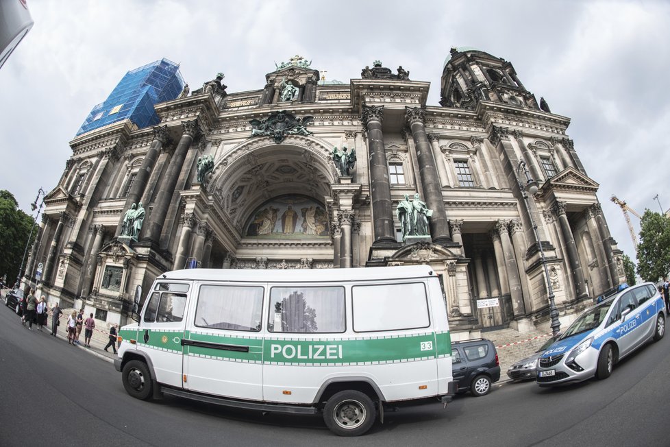 Policie postřelila muže v Berlínském dómu, údajně vytáhl nůž a způsobil paniku