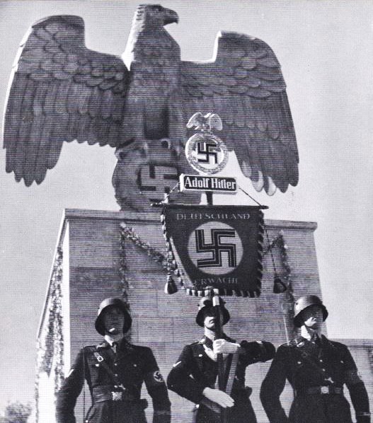 Vojenské standardy s Hitlerovým jménem a hákové kříže byly v Německu všude