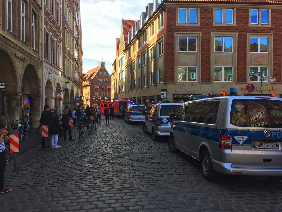 V německém městě Münster někdo najel do lidí sedících na zahrádce jedné restaurace v centru, incident má několik mrtvých. Pachatel spáchal sebevraždu.