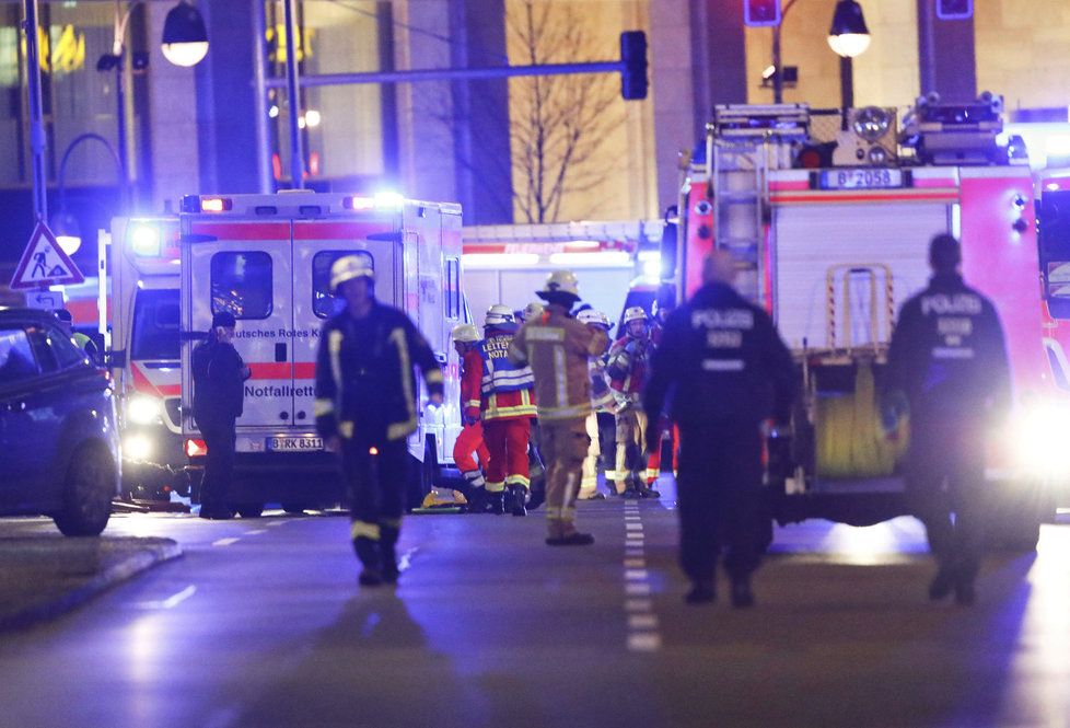 Do davu na vánočním trhu v centrální berlínské čtvrti Charlottenburg vjel nákladní vůz.