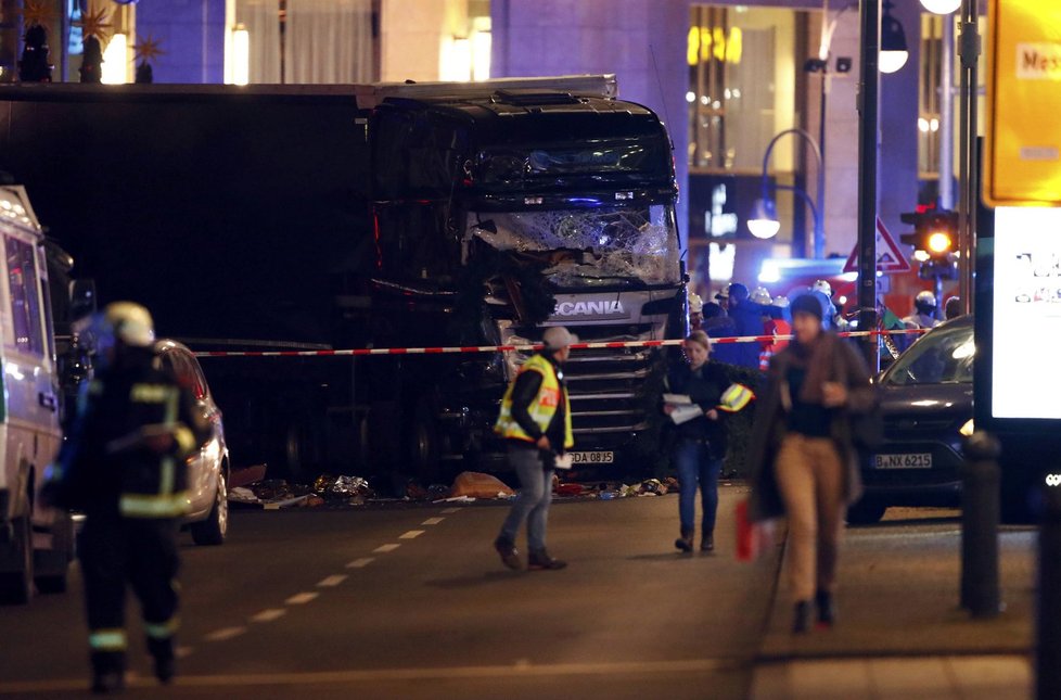 Do davu na vánočním trhu v centrální berlínské čtvrti Charlottenburg vjel nákladní vůz.