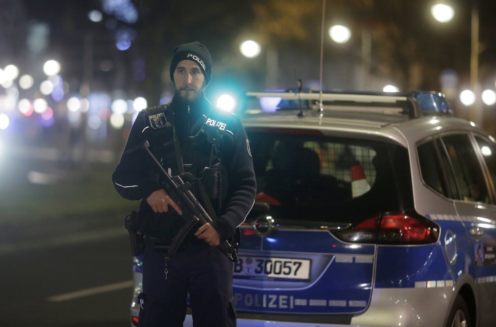 Nákladní vůz vjel podle listu Berliner Zeitung přes chodník na trh, kde se zastavil těsně před vánočním stromem.