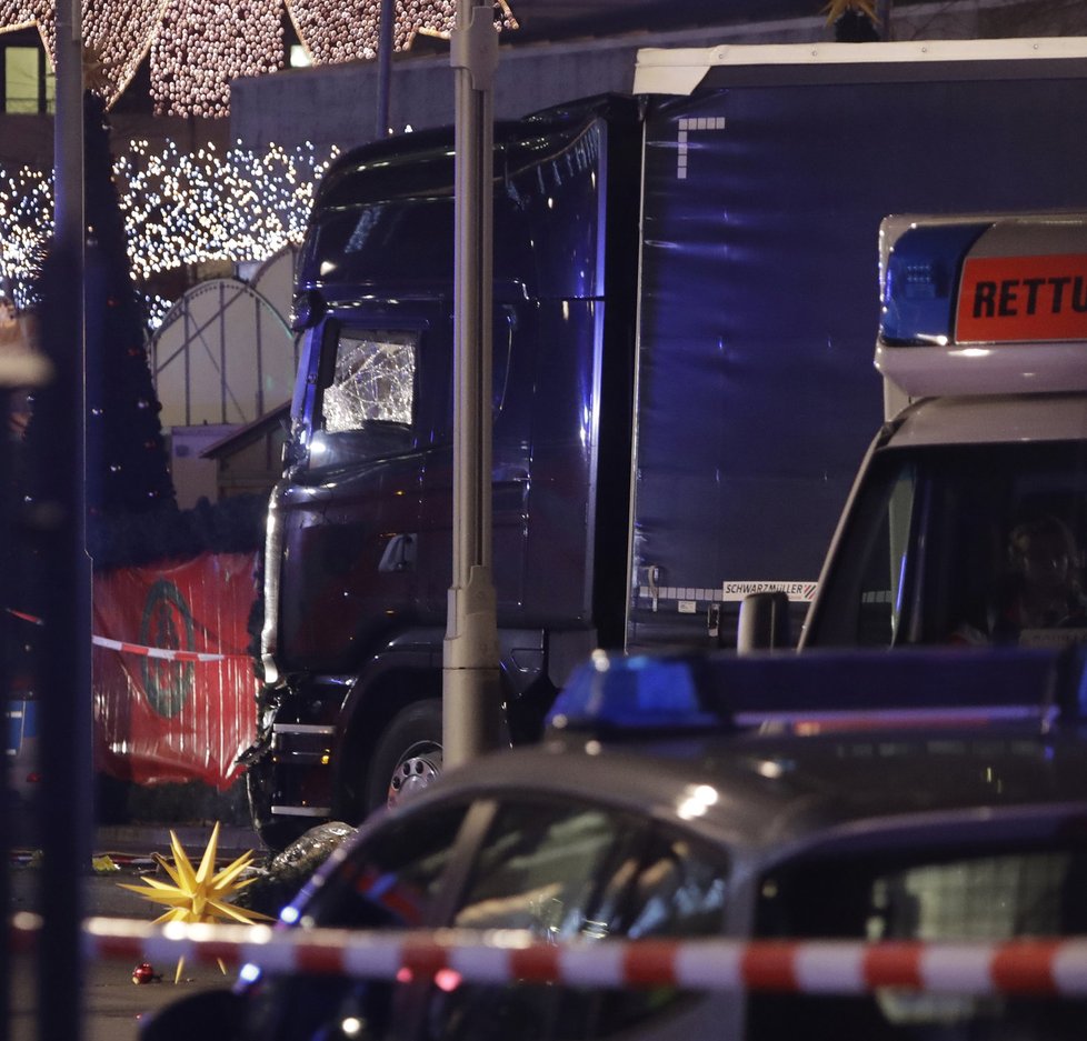 Útočník s kamionem najel do davu v Berlíně. Na vánočních trzích zabil minimálně 12 lidí