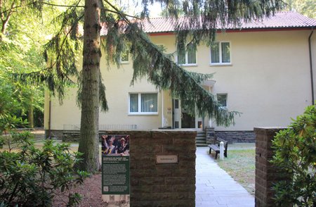 Dům bývalého východoněmeckého vůdce Ericha Honeckera v tehdejším přísně střeženém areálu "lesního sídliště" Wandlitz nedaleko Berlína, kde žily do roku 1989 politické elity komunistické Německé demokratické republiky (NDR).