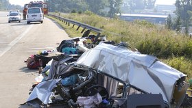 Nejméně 9 lidí zemřelo a dalších 40 se zranilo při nehodě autobusů v Německu