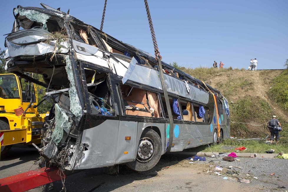 Při srážce polského a ukrajinského autobusu na dálnici nedaleko Drážďan zemřelo nejméně 9 lidí.