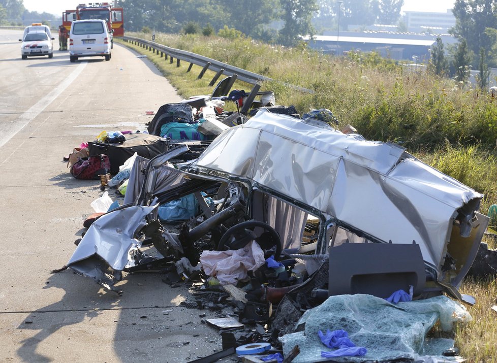 Nejméně 9 lidí zemřelo a dalších 40 se zranilo při nehodě autobusů v Německu.