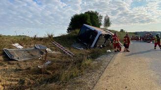 Při havárii autobusu v Německu se zranilo deset Čechů, dva středně vážně