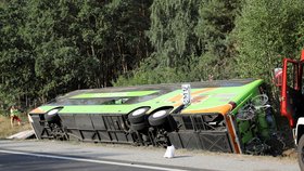 Na severu Německa havaroval autobus FlixBusu, 16 lidí je zraněno