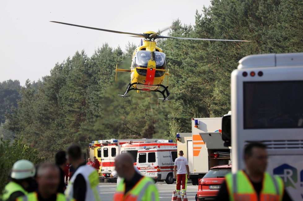 Na severu Německa havaroval autobus FlixBusu, 16 lidí je zraněno