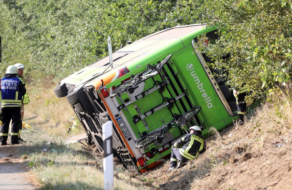 Na severu Německa havaroval autobus FlixBusu, 16 lidí je zraněno