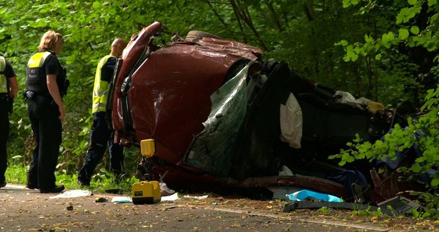 Čtyři mladiství zemřeli po nehodě v autě rodičů řízeném šestnáctiletým mladíkem