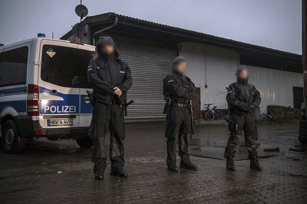 Německá policie zasahuje proti salafistům.