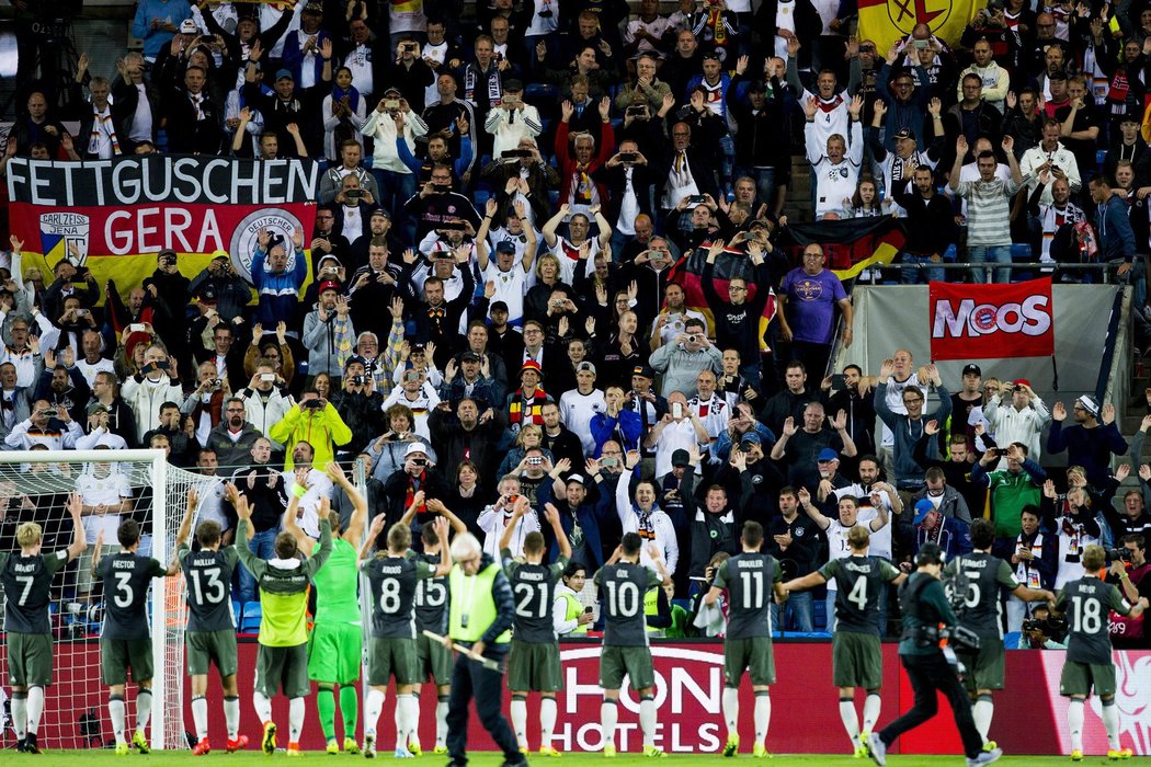 Fotbalisté Německa slaví výhru nad Norskem se svými fanoušky