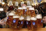 Mladý Němec překonal světový rekord v nošení piva.