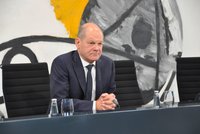 „Pirát“ Scholz odložil pásku. Po pádu při běhu mu na oku zůstal otok