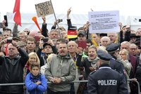Oslavy v Německu se zvrhly: „Zrádci lidu,“ křičeli na Merkelovou a Gaucka