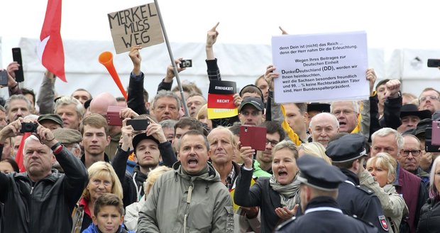 Oslavy v Německu se zvrhly: „Zrádci lidu,“ křičeli na Merkelovou a Gaucka