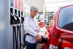 Řidiči v Německu mohou ušetřit až 35 centů (8,70 Kč) na litru benzinu a 17 centů (4,20 Kč) na litru nafty. Pokles cen, který je omezen na tři měsíce, je součástí vládního souboru opatření, která mají obyvatelům pomoci kompenzovat vysoké náklady na energie. (1.6.2022)