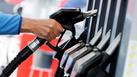 Ceny pohonných hmot klesají.