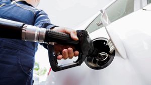 Ceny paliv v Česku dál klesají: Litr benzinu i nafty je nejlevnější od léta. Vyjde na méně než 38 korun