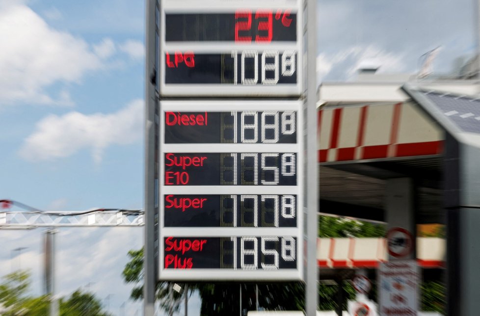 Řidiči v Německu mohou ušetřit až 35 centů (8,70 Kč) na litru benzinu a 17 centů (4,20 Kč) na litru nafty. Pokles cen, který je omezen na tři měsíce, je součástí vládního souboru opatření, která mají obyvatelům pomoci kompenzovat vysoké náklady na energie. (1.6.2022)