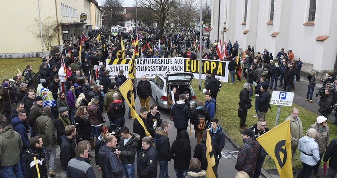 Německé protesty proti uprchlíkům: Freilassing