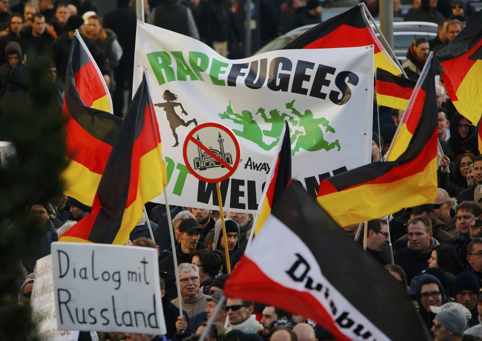 Silvestrovské násilnosti rozpoutaly v Německu další obavy z migrantů. I protesty proti nim.