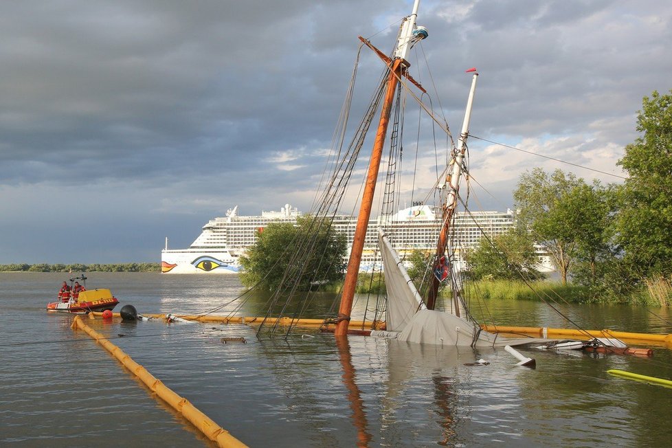 Na Labi se potopila historická plachetnice s desítkami lidí na palubě.