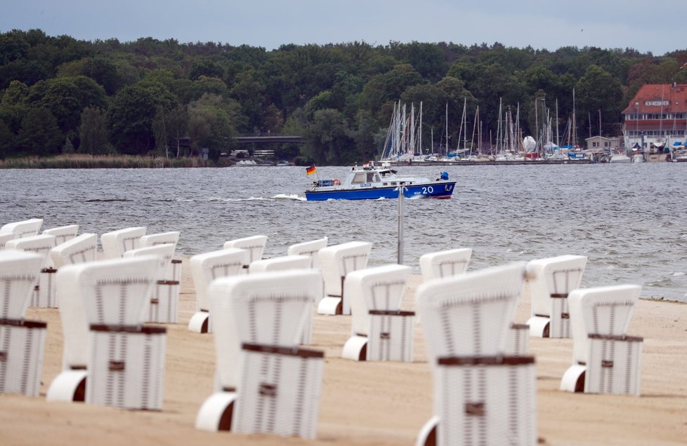 Koronavirus v Německu: Pláže v Lido se připravují na příliv turistů, zatím ale kvůli epidemii, ale i kvůli počasí zejí prázdnotou (25. 5. 2020)