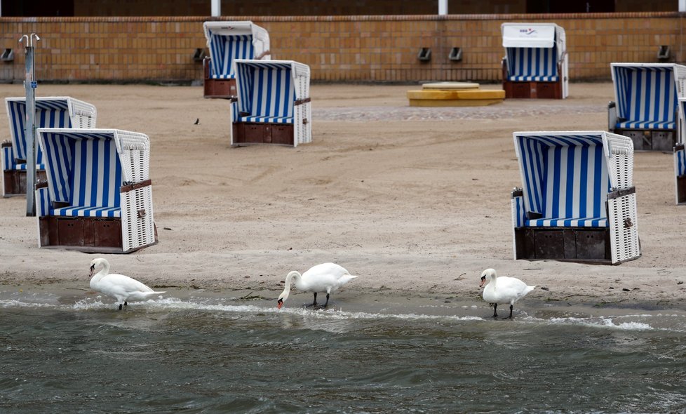 Koronavirus v Německu: Pláže v Lido se připravují na příliv turistů, zatím kvůli epidemii, ale i kvůli počasí zejí prázdnotou (25. 5. 2020).