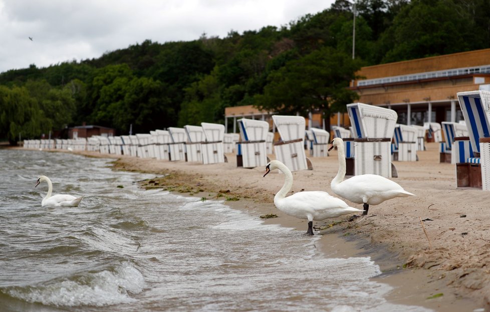 Koronavirus v Německu: Pláže v Lido se připravují na příliv turistů, zatím ale kvůli epidemii, ale i kvůli počasí zejí prázdnotou (25. 5. 2020)