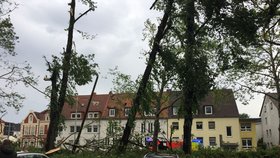 Následky řádění bouře v německém městě Paderborn