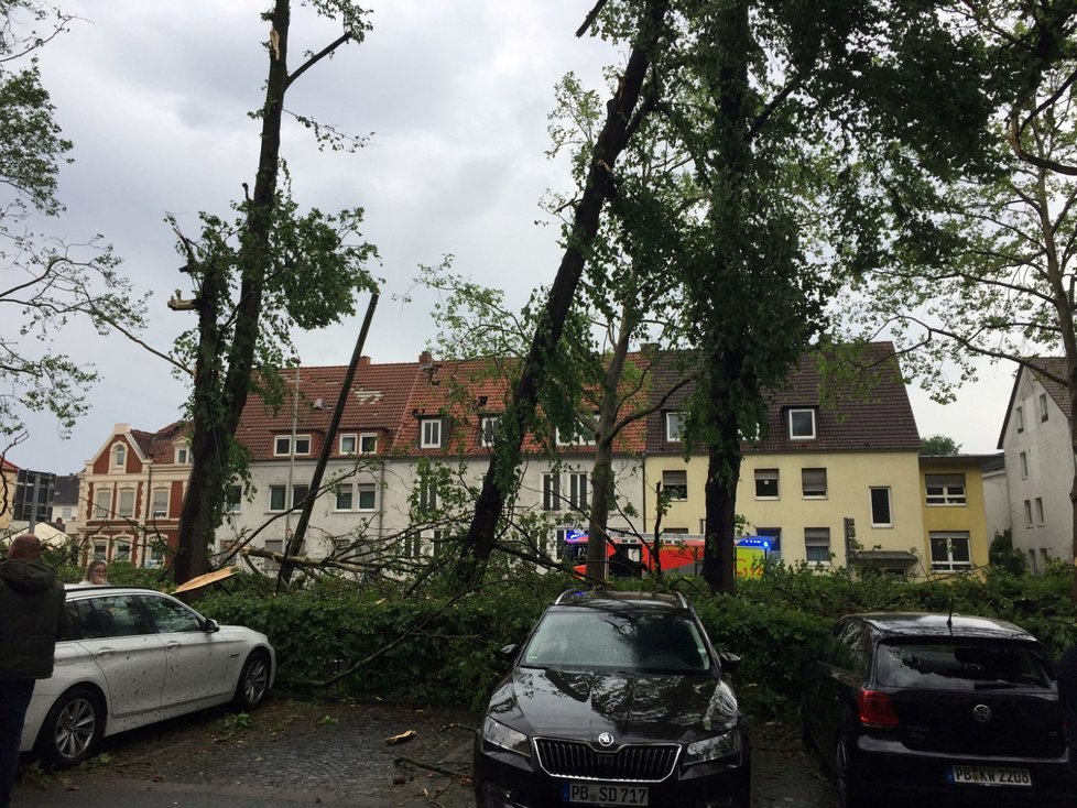 Následky řádění bouře v německém městě Paderborn.