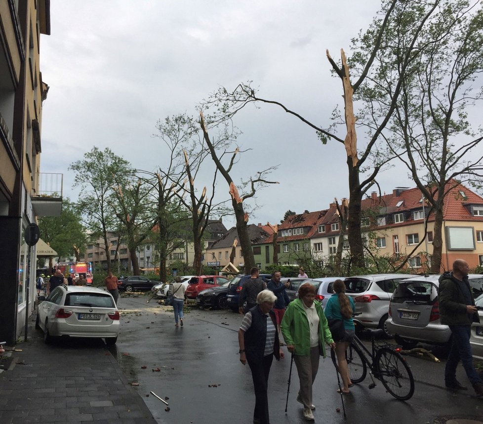 Následky řádění bouře v německém městě Paderborn.