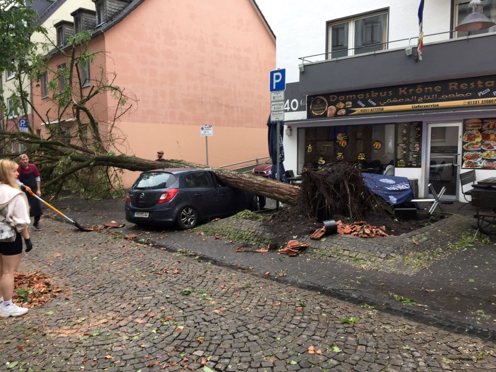 Následky řádění bouře v německém městě Paderborn.