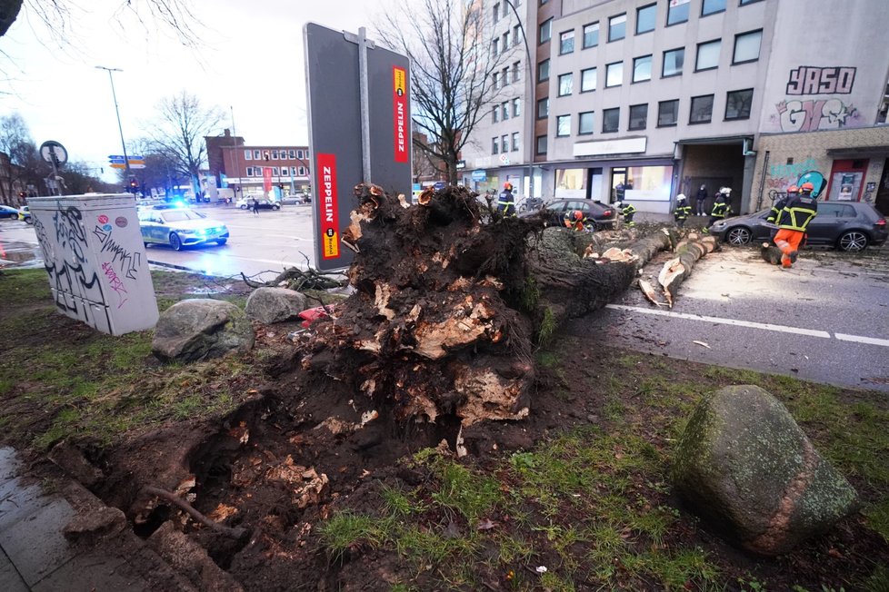 Bouře Eunice v Německu: Silný vítr polámal stromy a odnesl střechy. A ulice zaplavily voda (19.2.2022)