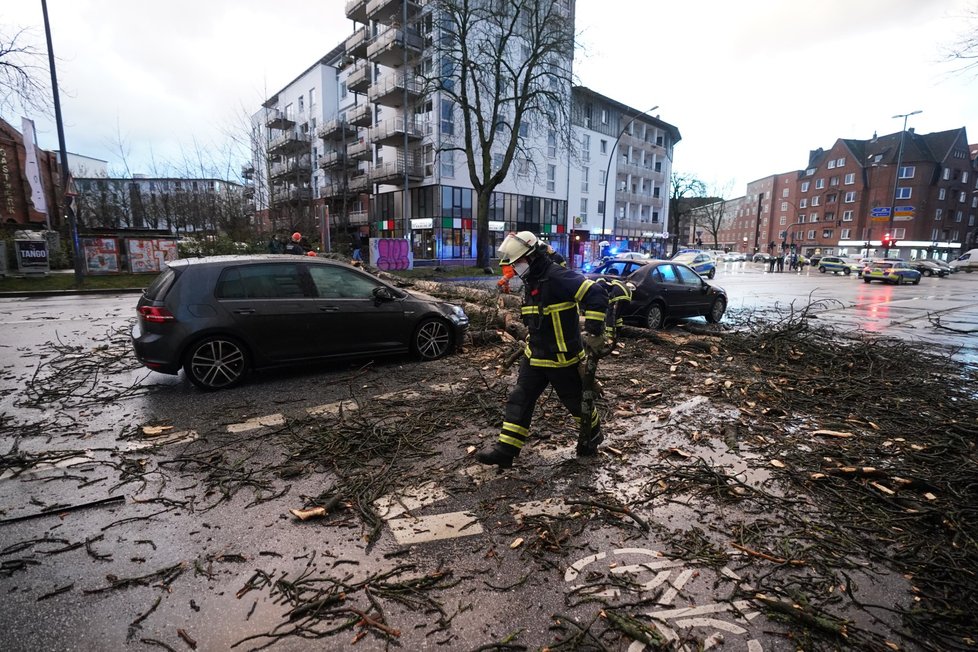 Bouře Eunice v Německu: Silný vítr polámal stromy a odnesl střechy. A ulice zaplavily voda (19.2.2022)