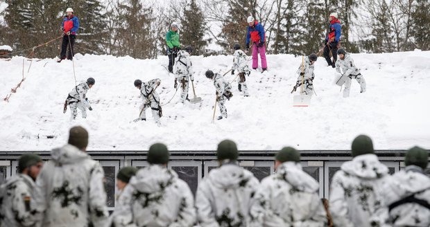 Rakousko a Bavorsko je pod sněhem, napadly tři metry. Městům pomáhá i armáda