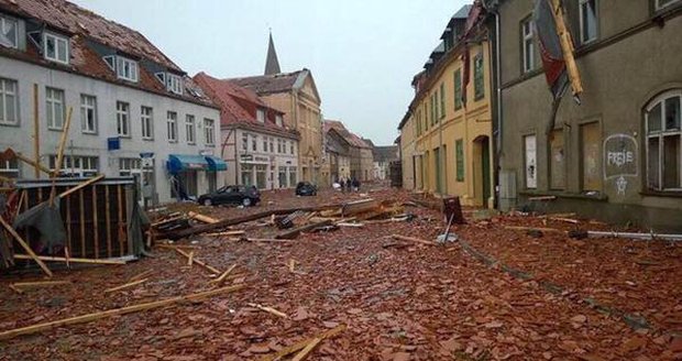 Naše sousedy brutálně poničilo tornádo: Ulice byly plné suti!