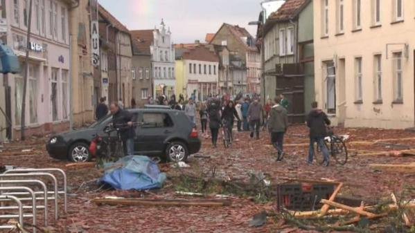 Německý Rostock brutálně poničilo tornádo