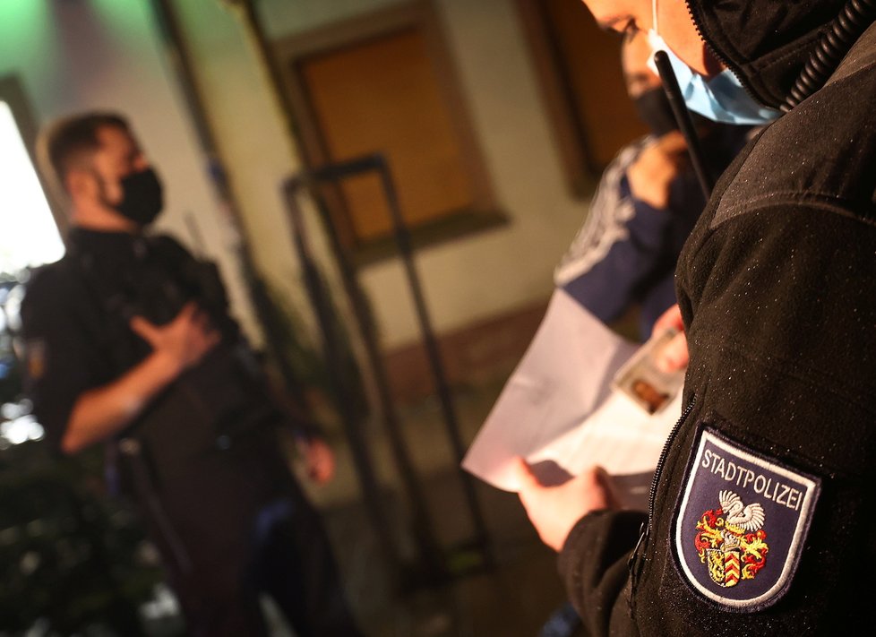 Německá policie při kontrole lockdownu (11. 12. 2020)