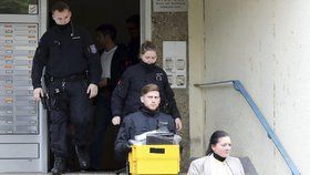 Němečtí policisté vynáší důkazní materiál z jednoho bytu ve městě Jena